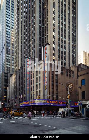 Radio City Building New York dal livello della strada Foto Stock