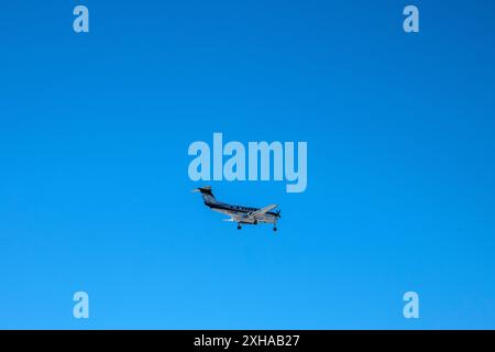 Aereo in arrivo per atterrare all'aeroporto internazionale Iqaluit di Iqaluit, Nunavut, Canada Foto Stock