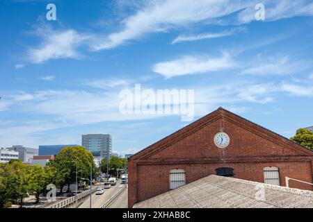Edificio Vitange in mattoni rossi con orologio moderno Foto Stock
