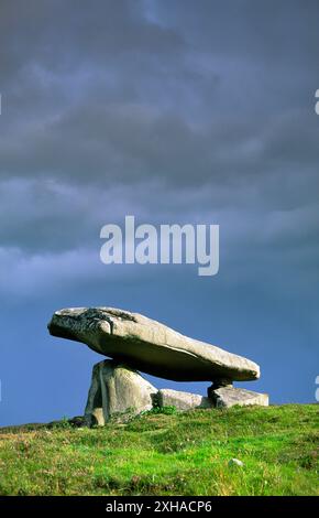 Kilclooney portale preistorico dolmen tomba sepolcrale vicino ad Ardara, Contea di Donegal, Irlanda Foto Stock