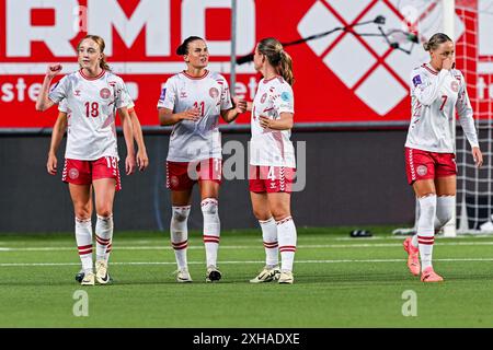 Sara Holmgaard (18) della Danimarca segna 0-3 punti e la Danimarca festeggia durante una partita di calcio tra le nazionali femminili del Belgio, chiamata Red Flames e Danimarca, il quinto giorno della partita del gruppo A2 nella fase di campionato del concorso UEFA Women's European Qualifiers 2023-24, venerdì 12 luglio 2024 a Sint-Truiden , Belgio . FOTO SPORTPIX | Stijn Audooren Foto Stock