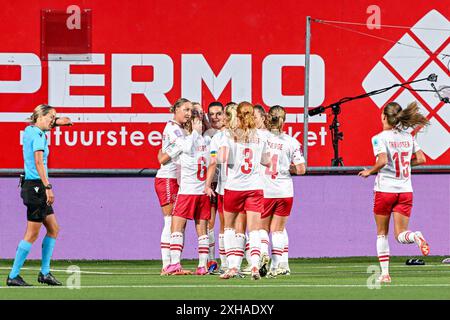 Sara Holmgaard (18) della Danimarca segna 0-3 punti e la Danimarca festeggia durante una partita di calcio tra le nazionali femminili del Belgio, chiamata Red Flames e Danimarca, il quinto giorno della partita del gruppo A2 nella fase di campionato del concorso UEFA Women's European Qualifiers 2023-24, venerdì 12 luglio 2024 a Sint-Truiden , Belgio . FOTO SPORTPIX | Stijn Audooren Foto Stock