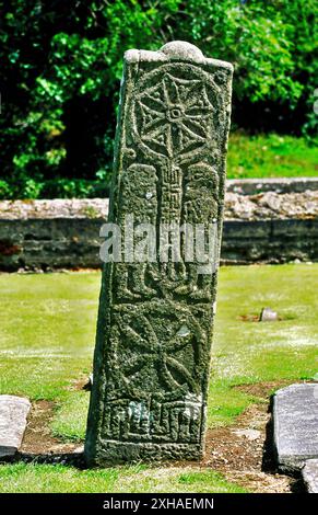 Pietra di croce cristiana celtica in stile a disco solare nel cimitero accanto alla Carndonagh High Cross, Co. Donegal, Irlanda Foto Stock