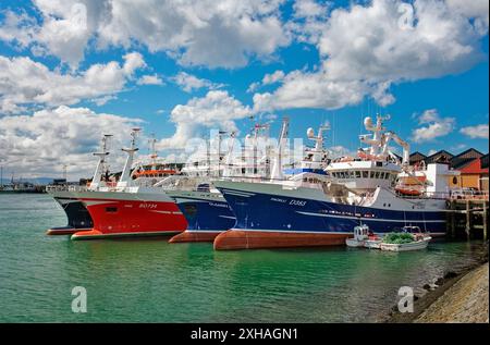 Pescherecci da traino in acque profonde nel porto di Killybegs, nella contea di Donegal, il più grande porto peschereccio d’Irlanda Foto Stock
