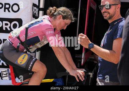 Chieti, Italia. 12 luglio 2024. ELISA Longo Borghini e Lidl Trek Team con maglia rosa leader vista durante la 6a tappa del giro d'Italia Women 2024 in corso Marrucino. Credito: SOPA Images Limited/Alamy Live News Foto Stock