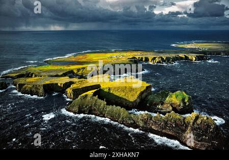 Tory Island, Co. Donegal, Irlanda. Celtic Balor forte sulla sommità piana penisola. Capanna cerchi, fossato di difesa e rampart visibile Foto Stock