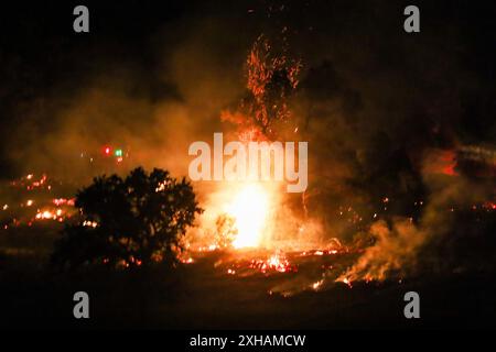 11 luglio 2024, Santa Barbara, California, Stati Uniti: un incendio di vegetazione è scoppiato nella Los Padres National Forest il giovedì pomeriggio, a metà strada lungo Paradise Road, all'uscita dell'autostrada 154, a circa quindici chilometri dall'enorme Lake Fire che si è insinuato in quella direzione da Santa Ynez per oltre una settimana. Gli elicotteri che trasportavano acqua furono deviati dal fuoco più grande, e rapidamente contenevano quello nuovo che copriva circa 12 acri, ma anche con gli equipaggi di fuoco su di esso le fiamme erano ancora visibili fino a tarda notte, l'11 luglio 2024. (Immagine di credito: © Amy Katz/ZUMA Press Wire) SOLO PER USO EDITORIALE! Non per l'USAG commerciale Foto Stock