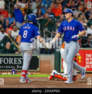 Houston, Texas, Stati Uniti. 13 luglio 2024. L'interbase dei Rangers COREY SEAGER (5) e JOSH SMITH (8) festeggiano a casa dopo aver colpito un homerun durante la partita del venerdì, al Minute Maid Park, a Houston, Texas. (Credit Image: © Domenic Grey/ZUMA Press Wire) SOLO PER USO EDITORIALE! Non per USO commerciale! Crediti: ZUMA Press, Inc./Alamy Live News Foto Stock