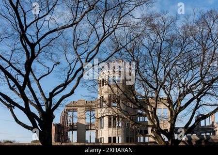 Hiroshima, Giappone. 8 gennaio 2010. La cupola della bomba atomica tra gli alberi invernali di Hiroshima. Originariamente la sala commerciale della Prefettura di Hiroshima, la cupola della bomba atomica come è ora conosciuta divenne un punto di riferimento iconico in quanto era una delle poche strutture rimaste in piedi dopo il bombardamento atomico di Hiroshima il 6 agosto 1945. Dichiarato patrimonio mondiale dell'UNESCO nel dicembre 1996. (Foto di Damon Coulter/SOPA Images/Sipa USA) credito: SIPA USA/Alamy Live News Foto Stock