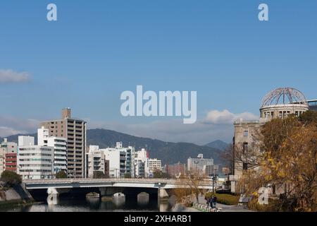 Hiroshima, Giappone. 8 gennaio 2010. Skyline della moderna Hiroshima con la cupola della bomba atomica sulla destra. Originariamente la sala commerciale della Prefettura di Hiroshima, la cupola della bomba atomica come è ora conosciuta divenne un punto di riferimento iconico in quanto era una delle poche strutture rimaste in piedi dopo il bombardamento atomico di Hiroshima il 6 agosto 1945. Dichiarato patrimonio mondiale dell'UNESCO nel dicembre 1996. (Foto di Damon Coulter/SOPA Images/Sipa USA) credito: SIPA USA/Alamy Live News Foto Stock