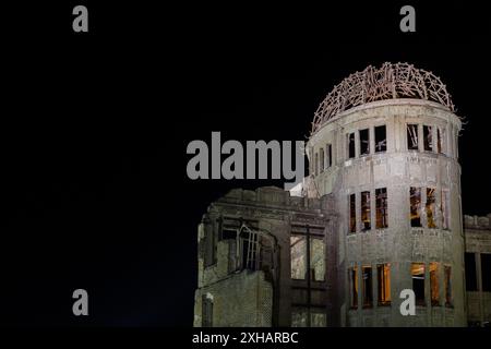 Hiroshima, Giappone. 7 gennaio 2010. La Cupola della bomba atomica di notte. Originariamente la sala commerciale della Prefettura di Hiroshima, la cupola della bomba atomica come è ora conosciuta divenne un punto di riferimento iconico in quanto era una delle poche strutture rimaste in piedi dopo il bombardamento atomico di Hiroshima il 6 agosto 1945. Dichiarato patrimonio mondiale dell'UNESCO nel dicembre 1996. (Foto di Damon Coulter/SOPA Images/Sipa USA) credito: SIPA USA/Alamy Live News Foto Stock