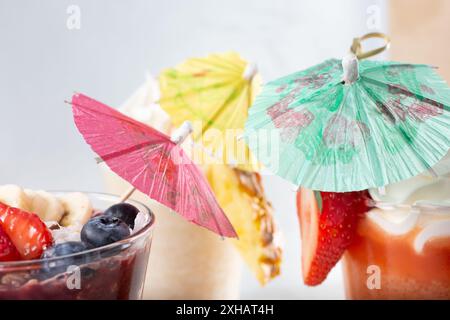 Una vista ravvicinata degli ombrelloni per bevande di carta. Foto Stock