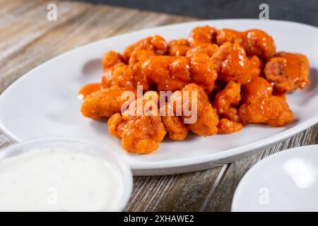 Vista di un piatto di ali di pollo disossate. Foto Stock