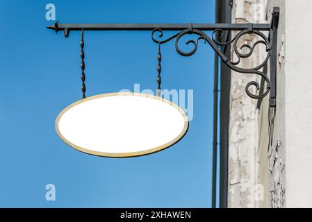 Bianco bianco bianco mockup del cartello Shop Blacksmith Metal su sfondo Blue Sky Foto Stock