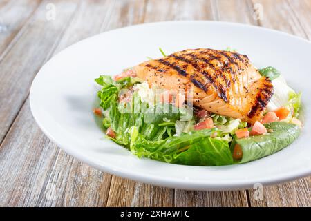 Vista di un'insalata di salmone grigliata. Foto Stock