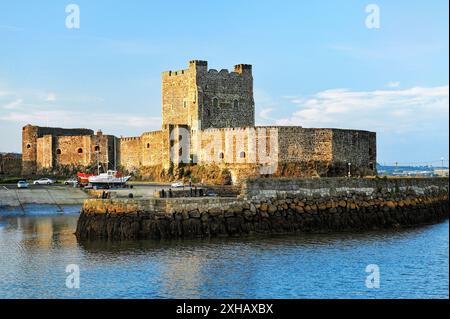 Castello di Carrickfergus sulla costa North Antrim Road sulle rive del Belfast Lough. Periodo Normanno costruito da John de Courcy in 1177. Foto Stock