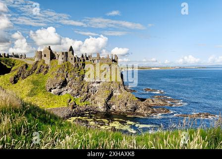 Dunluce Castle, rovina medievale tra Portrush e Bushmills sul Nord strada costiera di Antrim, County Antrim, Irlanda del Nord Foto Stock