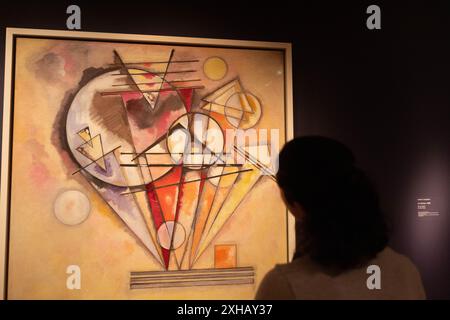 Amsterdam, 12 luglio. 10 novembre 2024. Un visitatore osserva il dipinto del pittore russo Wassily Kandinsky presso il Museo H'ART di Amsterdam, Paesi Bassi, 12 luglio 2024. La mostra è in mostra fino al 10 novembre 2024. Crediti: Sylvia Lederer/Xinhua/Alamy Live News Foto Stock