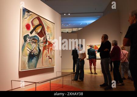 Amsterdam, 12 luglio. 10 novembre 2024. I visitatori possono ammirare il dipinto del pittore russo Wassily Kandinsky presso il Museo H'ART di Amsterdam, Paesi Bassi, 12 luglio 2024. La mostra è in mostra fino al 10 novembre 2024. Crediti: Sylvia Lederer/Xinhua/Alamy Live News Foto Stock