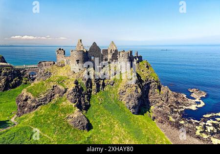 Dunluce Castle, rovina medievale tra Portrush e Bushmills sul Nord strada costiera di Antrim, County Antrim, Irlanda del Nord Foto Stock