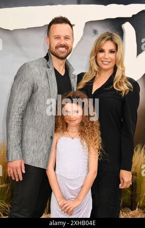 LOS ANGELES, CALIFORNIA - 11 LUGLIO: Ashley Jay Sandberg (R) e la famiglia partecipano alla prima di "Twisters" della Universal Pictures al Regency Village Theatre Foto Stock