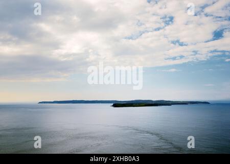 Rathlin Island vista dalla cima della scogliera di Fair Head sulla costa nord di Antrim a Ballycastle, N. Irlanda Foto Stock