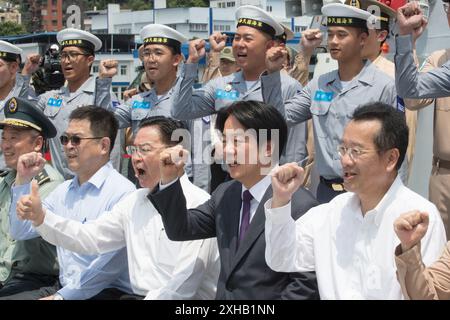 Lai Ching-te (William Lai), presidente di Taiwan, posa durante la sua ispezione delle corvette missilistiche stealth Xu Jiang costruite a Taiwan a Keelu Foto Stock