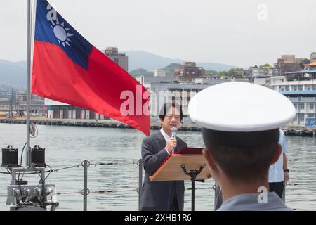 Lai Ching-te (William Lai), il presidente di Taiwan parla durante la sua ispezione delle corvette missilistiche stealth Xu Jiang costruite a Taiwan a Keel Foto Stock