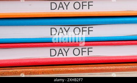 Concetto Business e Day Off. Simbolo giorno libero. Concetto concetto giorno libero primo piano sulle estremità dei notebook Foto Stock