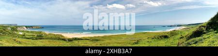 Spiaggia di White Park Bay e dune di sabbia sulla Giants Causeway Coast della contea di Antrim, Irlanda del Nord. Panorama. Estate Foto Stock