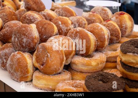 Pasticceria con palle di Berlino ripiene con panna o marmellata di frutta in vendita sul mercato alimentare Foto Stock