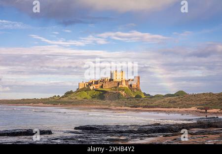 Castello di Bamburgh sulla costa del Northumberland, Inghilterra nord-orientale, Regno Unito Foto Stock