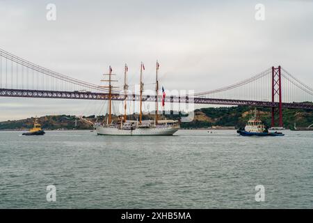 Portogallo Lisbona - 11 giugno 2024 . La nave cilena CNS Esmeralda arriva a Lisbona Foto Stock