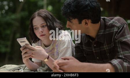 A Good Girl's Guide to Murder Emma Myers & Zain Iqbal Foto Stock