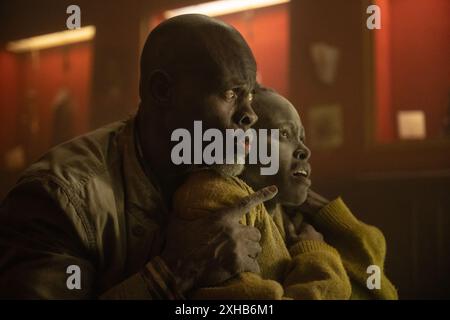 Un posto tranquillo il primo giorno Lupita Nyong'o e Djimon Hounsou Foto Stock