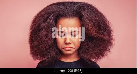 Triste ha offeso la ragazza americana piange. Piccola infelice ragazza afro. Soli e spaventati, tristi bambini depressi che piangono. Ritratto turbato Little african american Foto Stock