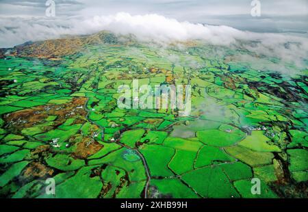 Campi verdi e terreni agricoli collinari a Mizen Head, Co Cork, la punta più occidentale dell'Irlanda. N.E. su Clogher verso Carrigagat Foto Stock