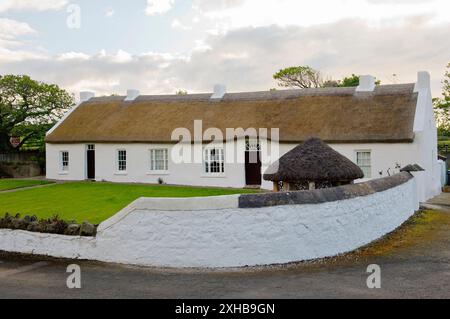 Hezlett House, un cottage con tetto di paglia incorniciato a Castlerock, vicino a Coleraine, Contea di Derry, Irlanda del Nord, risale al 1691 Foto Stock