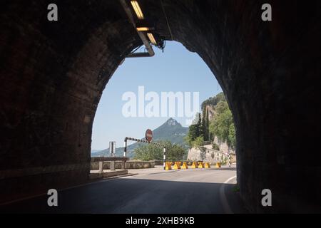 Strada Statale 45 o SS45bis sul Lago di Garda, provincia di Brescia, Lombardia, Italia © Wojciech Strozyk / Alamy Stock Photo Foto Stock