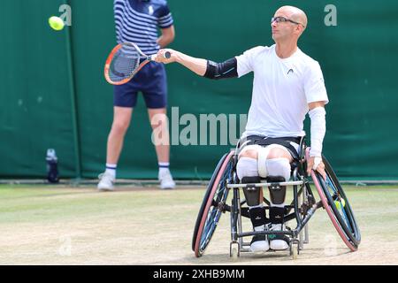 Guy Sasson di Israele nei campionati maschile di Wimbledon 2024. Foto Stock