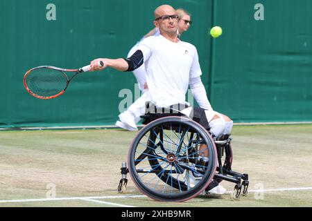 Guy Sasson di Israele nei campionati maschile di Wimbledon 2024. Foto Stock