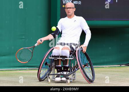 Guy Sasson di Israele nei campionati maschile di Wimbledon 2024. Foto Stock