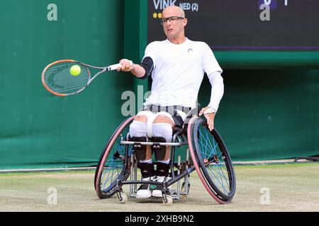 Guy Sasson di Israele nei campionati maschile di Wimbledon 2024. Foto Stock