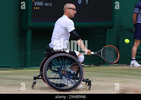 Guy Sasson di Israele nei campionati maschile di Wimbledon 2024. Foto Stock