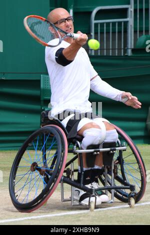 Guy Sasson di Israele nei campionati maschile di Wimbledon 2024. Foto Stock