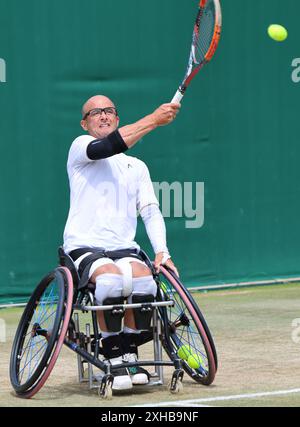 Guy Sasson di Israele nei campionati maschile di Wimbledon 2024. Foto Stock