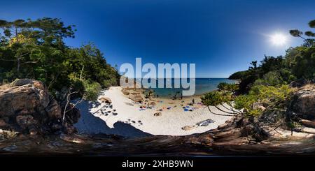 Visualizzazione panoramica a 360 gradi di Spiaggia sabbiosa a Blue Pearl Bay sull'isola di Hayman. La spiaggia è costellata di persone che si godono la giornata di sole. Le acque cristalline sono calme e invitanti. IO