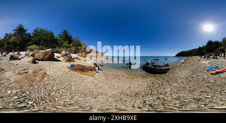 Visualizzazione panoramica a 360 gradi di Una tranquilla scena di spiaggia a Blue Pearl Bay sull'Isola di Hayman. Le persone si godono le acque cristalline e la spiaggia di sabbia bianca. L'oceano calmo è punteggiato