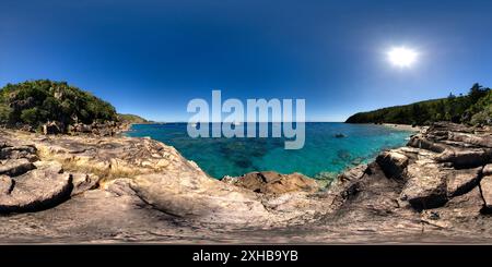 Visualizzazione panoramica a 360 gradi di Una vista panoramica della Blue Pearl Bay sull'Isola di Hayman nel Queensland, Australia. L'immagine cattura l'incredibile bellezza naturale della zona con la sua chiara b