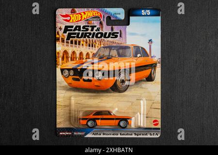 Doha, Qatar - 13 luglio 2024: Pacchetto di modelli di auto cardate in metallo pressofuso Hot Wheels per la serie Hot Wheels. Alfa Romeo Giulia Sprint GTA. Foto Stock